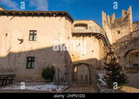 La cour de la Piazza Grande dans le château médiéval de Beseno datant du 12th siècle, dans la vallée de Lagarina, dans le Trentin, au nord-est de l'Italie. Le plus grand château de la région Banque D'Images