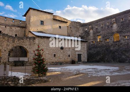 La cour de la Piazza Grande dans le château médiéval de Beseno datant du 12th siècle, dans la vallée de Lagarina, dans le Trentin, au nord-est de l'Italie. Le plus grand château de la région Banque D'Images