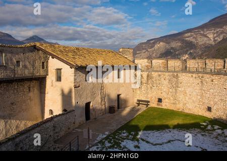 Le bastion sud du château médiéval de Beseno datant du 12th siècle dans la vallée de Lagarina, dans le Trentin, au nord-est de l'Italie. Le plus grand château de la région Banque D'Images