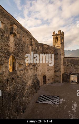 La cour de la Piazza Grande dans le château médiéval de Beseno datant du 12th siècle, dans la vallée de Lagarina, dans le Trentin, au nord-est de l'Italie. Le plus grand château de la région Banque D'Images