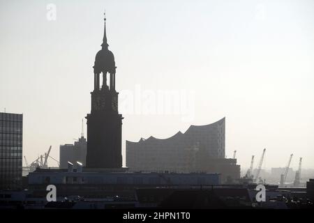 Hambourg, Allemagne.28th janvier 2022.Vue sur l'Elbphilharmonie (r) et le Michel de Hambourg au soleil du matin.Credit: Marcus Brandt/dpa/Alay Live News Banque D'Images