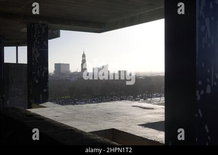 Hambourg, Allemagne.28th janvier 2022.Vue sur l'Elbphilharmonie (r) et le Michel de Hambourg au soleil du matin.Credit: Marcus Brandt/dpa/Alay Live News Banque D'Images