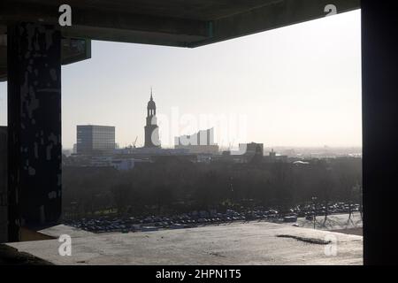 Hambourg, Allemagne.28th janvier 2022.Vue sur l'Elbphilharmonie (r) et le Michel de Hambourg au soleil du matin.Credit: Marcus Brandt/dpa/Alay Live News Banque D'Images