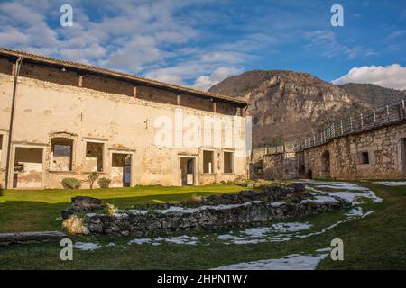 Le château médiéval de Beseno, datant de 12th ans, se trouve dans la vallée de Lagarina, dans le Trentin, au nord-est de l'Italie. Le plus grand château de la région Banque D'Images