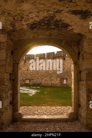 La porte du Bastion Sud du château médiéval de Beseno datant du 12th siècle dans la vallée de Lagarina, Trentin, au nord-est de l'Italie. Le plus grand château de la région Banque D'Images