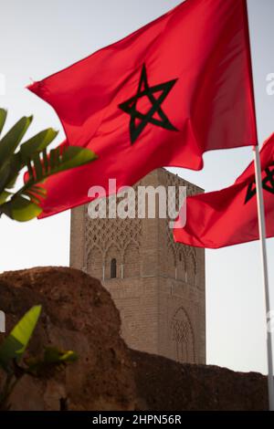 Tour Hassan avec drapeau du Maroc - Rabat, Maroc, Afrique du Nord. Banque D'Images