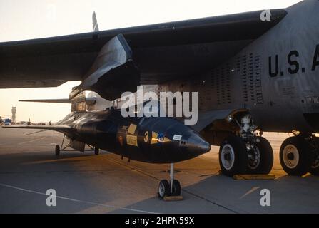 Maquette de la NASA X-15 Numéro 3 exposée à la base de l'Armée de l'Air Edwards, à côté de l'avion de descente d'avion du navire-mère B-52 de la NASA. Banque D'Images