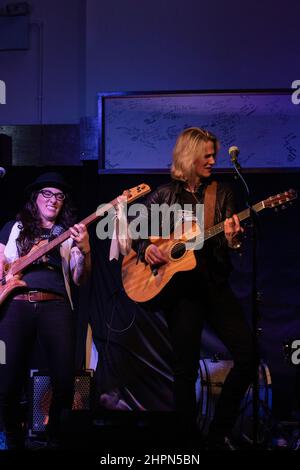 Lynn Hanson, chanteuse et compositeur canadienne, présente un spectacle avec un petit groupe à Eye, Suffolk, au Royaume-Uni. Banque D'Images