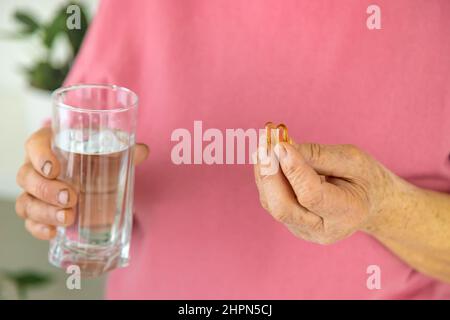 Une femme Omega 3 boit. Mise au point sélective. Banque D'Images