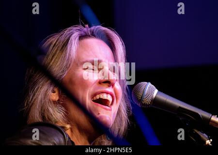 Lynn Hanson, chanteuse et compositeur canadienne, présente un spectacle avec un petit groupe à Eye, Suffolk, au Royaume-Uni. Banque D'Images