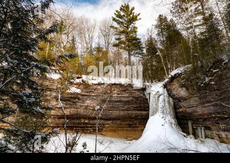 Munising, Michigan - Munising Falls en hiver dans Pictured Rocks National Lakeshore. Banque D'Images