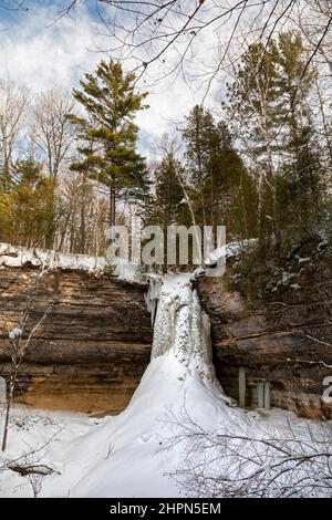 Munising, Michigan - Munising Falls en hiver dans Pictured Rocks National Lakeshore. Banque D'Images