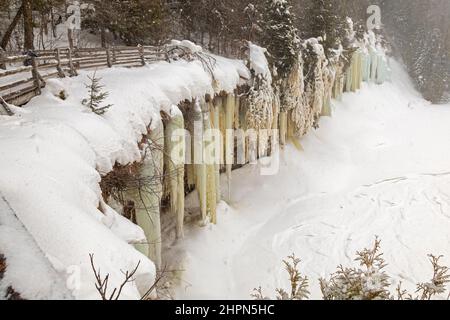 Paradise, Michigan - formations de glace le long de la rivière Tahquamenon dans le parc national de Tahquamenon Falls. Banque D'Images