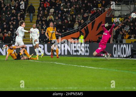 Kingston upon Hull, Royaume-Uni. 22nd févr. 2022. BUT BARNSLEY!!!! Lors du match de championnat EFL Sky Bet entre Hull City et Barnsley au KCOM Stadium, Kingston upon Hull, Angleterre, le 22 février 2022. Photo de Simon Hall. Utilisation éditoriale uniquement, licence requise pour une utilisation commerciale. Aucune utilisation dans les Paris, les jeux ou les publications d'un seul club/ligue/joueur. Crédit : UK Sports pics Ltd/Alay Live News Banque D'Images