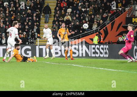 Kingston upon Hull, Royaume-Uni. 22nd févr. 2022. BUT BARNSLEY !! Lors du match de championnat EFL Sky Bet entre Hull City et Barnsley au KCOM Stadium, Kingston upon Hull, Angleterre, le 22 février 2022. Photo de Simon Hall. Utilisation éditoriale uniquement, licence requise pour une utilisation commerciale. Aucune utilisation dans les Paris, les jeux ou les publications d'un seul club/ligue/joueur. Crédit : UK Sports pics Ltd/Alay Live News Banque D'Images