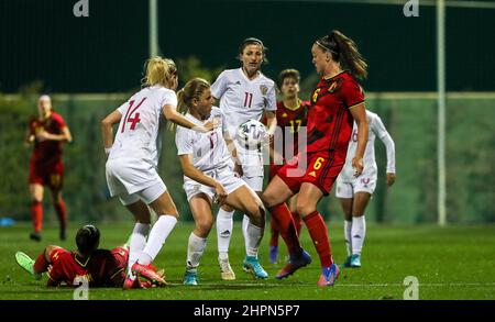 San Pedro Del Pinatar, Espagne. 22nd févr. 2022. Pinatar Arena Marina Fedorova (17) de Russie photographiée en action avec Elina Samoilova (11) de Russie et Tine de Coigny (6) de Belgique lors d'un match de football féminin amical de l'équipe nationale belge les flammes rouges contre la Russie dans la finale de la coupe Pinatar à San Pedro Del Pinatar, Espagne le mardi 22 février 2022. La Pinatar Cup est un tournoi amical en préparation de l'UEFA Women's EURO 2022 en juillet. foto SPORTPIX | SEVIL OKTEM FOOTBALL FEMMES ESPAGNE RED FLAMES PINATAR CUP Sind Oktem crédit: SPP Sport Press photo. /Alamy Live News Banque D'Images