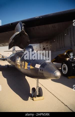 Maquette de la NASA X-15 Numéro 3 exposée à la base de l'Armée de l'Air Edwards, à côté de l'avion de descente d'avion du navire-mère B-52 de la NASA. Banque D'Images