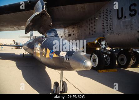 Maquette de la NASA X-15 Numéro 3 exposée à la base de l'Armée de l'Air Edwards, à côté de l'avion de descente d'avion du navire-mère B-52 de la NASA. Banque D'Images