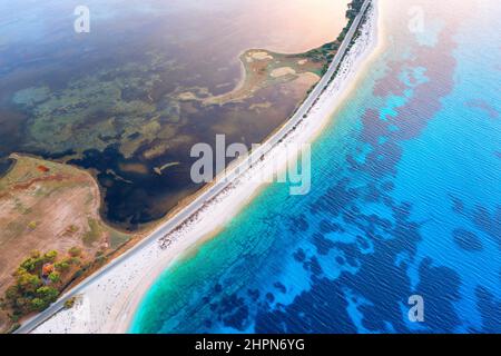 Vue aérienne de la route près de la mer bleue et de la rivière au coucher du soleil en été Banque D'Images