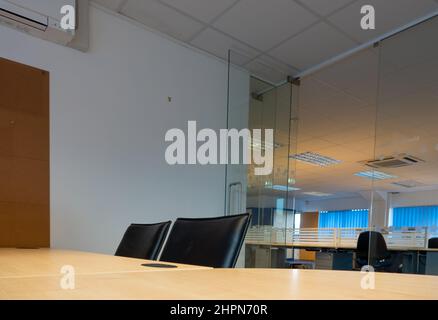 chaises de bureau noires dans un environnement peu utilisé Banque D'Images