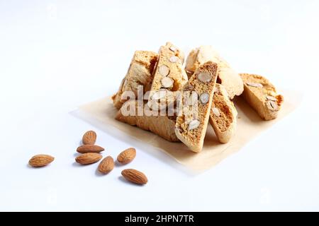 Cantucci, biscuits aux amandes traditionnelles italiennes de Toscane sur fond blanc. Banque D'Images