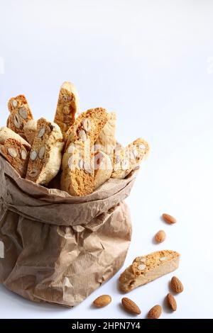 Cantucci, biscuits aux amandes traditionnelles italiennes de Toscane sur fond blanc. Banque D'Images