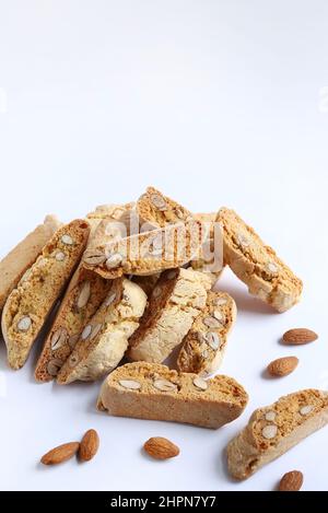 Cantucci, biscuits aux amandes traditionnelles italiennes de Toscane sur fond blanc. Banque D'Images