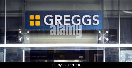 Panneau extérieur au-dessus de l'entrée d'une boulangerie Greggs à Manchester, Royaume-Uni Banque D'Images