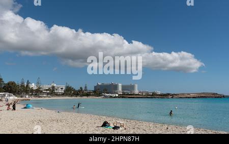 Les personnes se reposant et nageant dans la plage vide de sable tropical plage. Plage de Nissi Agia Napa, Chypre Banque D'Images