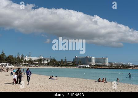 Les personnes se reposant et nageant dans la plage vide de sable tropical plage. Plage de Nissi Agia Napa, Chypre Banque D'Images
