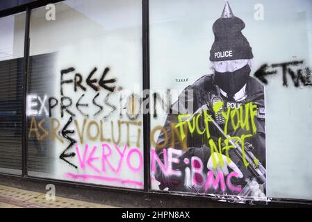 La fresque humoristique du Premier ministre britannique Boris Johnson, dans le centre de Manchester, au Royaume-Uni, a été vandalisée deux fois avec des graffitis Banque D'Images