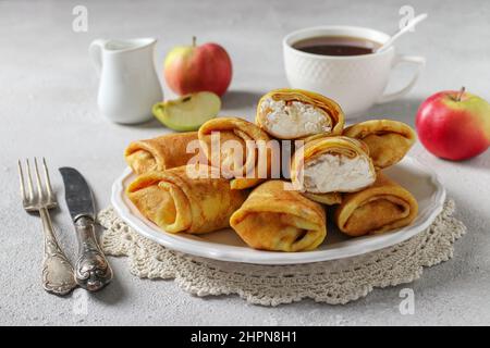 Crêpes fines faites maison avec garniture de caillé et pommes pour le petit déjeuner Banque D'Images