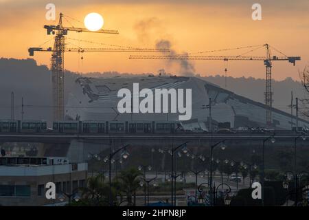 Un opéra est en construction, car un tramway de transport en commun passe à Rabat, au Maroc, en Afrique du Nord. Banque D'Images