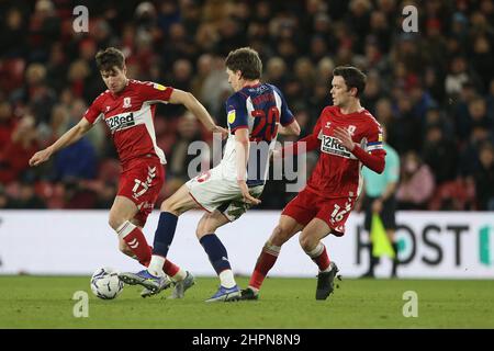 MIDDLESBROUGH, ROYAUME-UNI. FÉV 22nd Paddy McNair de Middlesbrough en action avec West Bromwich Albion Adam Reach lors du match de championnat Sky Bet entre Middlesbrough et West Bromwich Albion au stade Riverside, Middlesbrough, le mardi 22nd février 2022. (Credit: Mark Fletcher | MI News) Credit: MI News & Sport /Alay Live News Banque D'Images