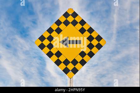 Signalisation routière avec flèche Left isolée contre un ciel bleu spectaculaire Banque D'Images