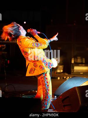 Karen O, chanteuse en chef du groupe The Yeah, Yeah, Yeah's se produit au Coachella Valley Music and Arts Festival. Banque D'Images