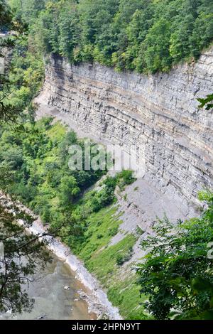 Vue sur la falaise de calcaire escarpée et la rivière Genesee depuis inspiration point au parc national de Letchworth en été Banque D'Images