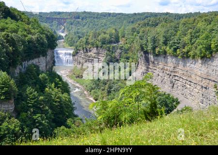 Vue panoramique sur les chutes Middle et les gorges de la rivière Genesee depuis inspiration point au parc national de Letchworth en été Banque D'Images