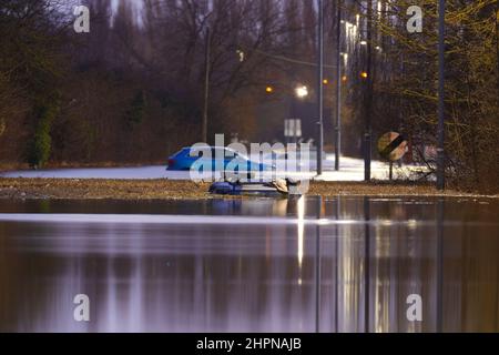 3 véhicules dont un Landrover submergé sur Barnsdale Road dans le West Yorkshire, après avoir essayé de traverser les eaux de crue provoquées par Storm Franklin Banque D'Images