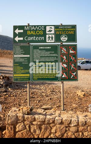 Panneau pour les touristes arrivant à la lagune de Balos. Il y a des informations sur les directions et sur ce qui est interdit, avec le titre principal: ''Balos, Canteen, Munici Banque D'Images