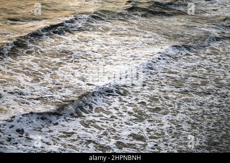 Magnifiques vagues de mer bleues avec mousse blanche sur la mer Noire photographiées en gros plan Banque D'Images