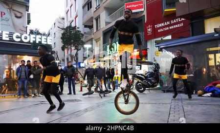 Izmir, Alsancak. Turquie, 21/02/2022, des danseurs de rue qui ont été émigrés en Turquie de la République du Ghana, en Afrique, exécutent leur art de rue dans le quartier le plus populaire d'Izmir, à Alsancak. Un groupe de danseuses africaines, composé de jeunes étudiants, exécute chaque jour leur art à la foule avec un rythme long et élevé. Leur gain financier vient des gens de la rue qui regardent et apprécient leur art. Banque D'Images