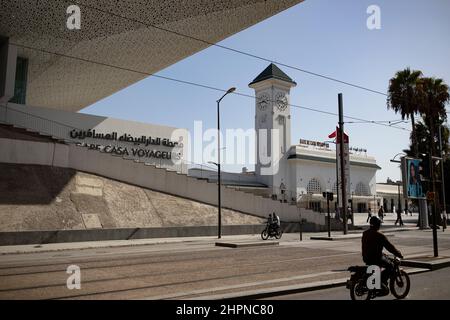 L'ancienne gare coloniale française de la gare de Casa voyageurs se trouve toujours à côté de la nouvelle gare contemporaine de Casablanca, au Maroc. Banque D'Images