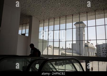 L'ancienne gare coloniale française de la gare de Casa voyageurs se trouve toujours à côté de la nouvelle gare contemporaine de Casablanca, au Maroc. Banque D'Images