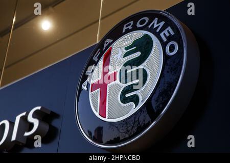 Barcelone, Espagne - 26 janvier 2022 : logo Alpha Romeo à l'entrée de la concession automobile Banque D'Images