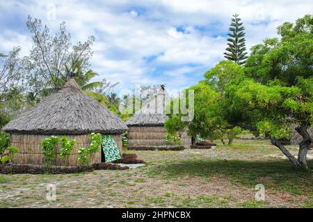 Kanak traditionnelle maisons sur l'île d'Ouvéa, Îles Loyauté, Nouvelle-Calédonie. Le Mélanésien Kanak sont les habitants de Nouvelle-Calédonie. Banque D'Images