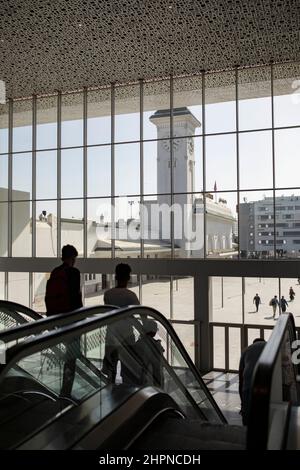 L'ancienne gare coloniale française de la gare de Casa voyageurs se trouve toujours à côté de la nouvelle gare contemporaine de Casablanca, au Maroc. Banque D'Images