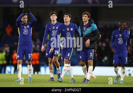 Londres, Angleterre, le 22nd février 2022. Saul Ñigue, Kai Havertz, Andreas Christensen, Marcos Alonso et Ngolo Kante de Chelsea applaudissent les fans lors du match de l'UEFA Champions League à Stamford Bridge, Londres. Le crédit photo devrait se lire: Paul Terry / Sportimage Banque D'Images