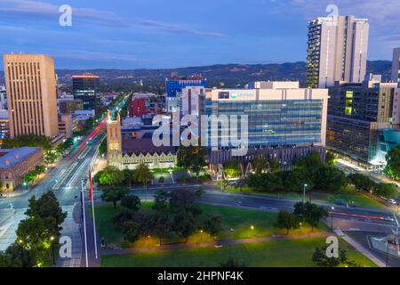 Adélaïde, Australie méridionale, vue de nuit depuis Victoria Square, vers l'est le long de Wakefield Street, avec les Mount Lofty Ranges en arrière-plan. Banque D'Images