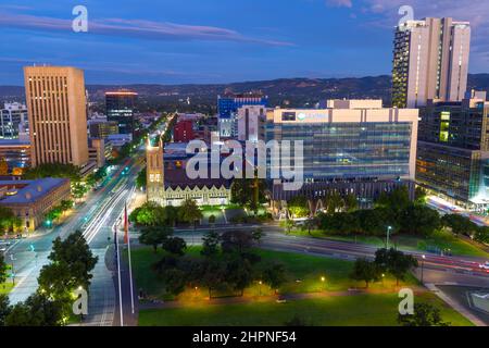 Adélaïde, Australie méridionale, vue de nuit depuis Victoria Square, vers l'est le long de Wakefield Street, avec les Mount Lofty Ranges en arrière-plan. Banque D'Images